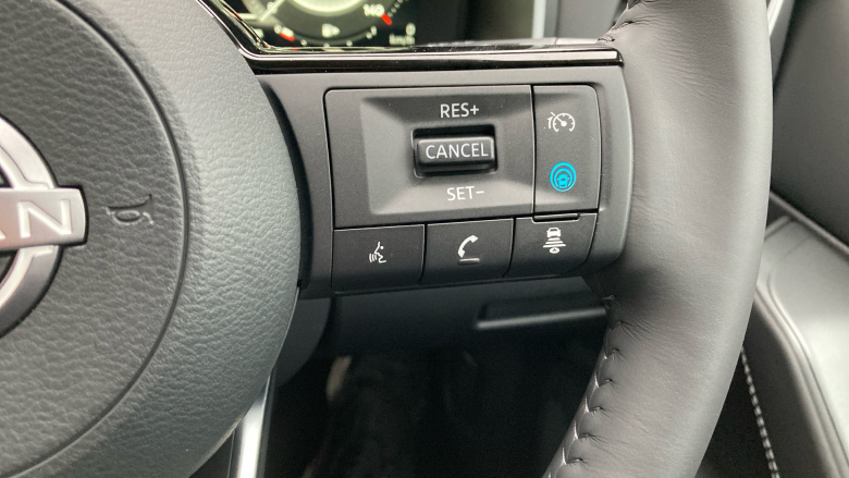 Nissan Qashqai 1.3 DiG-T MH N-Connecta [Glass Roof] 5dr Petrol Hatchback